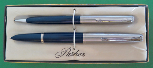 6331: PARKER 21 SET IN DARK BLUE WITH BOX. Fountain Pen has Medium Octanium nib. Pencil accomidates .036" leads